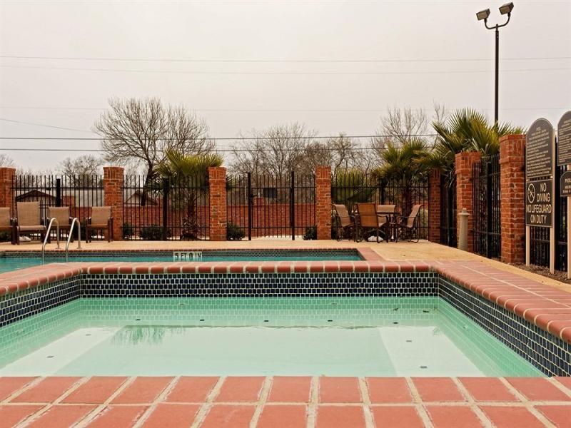 Holiday Inn Express & Suites San Antonio South Exterior photo