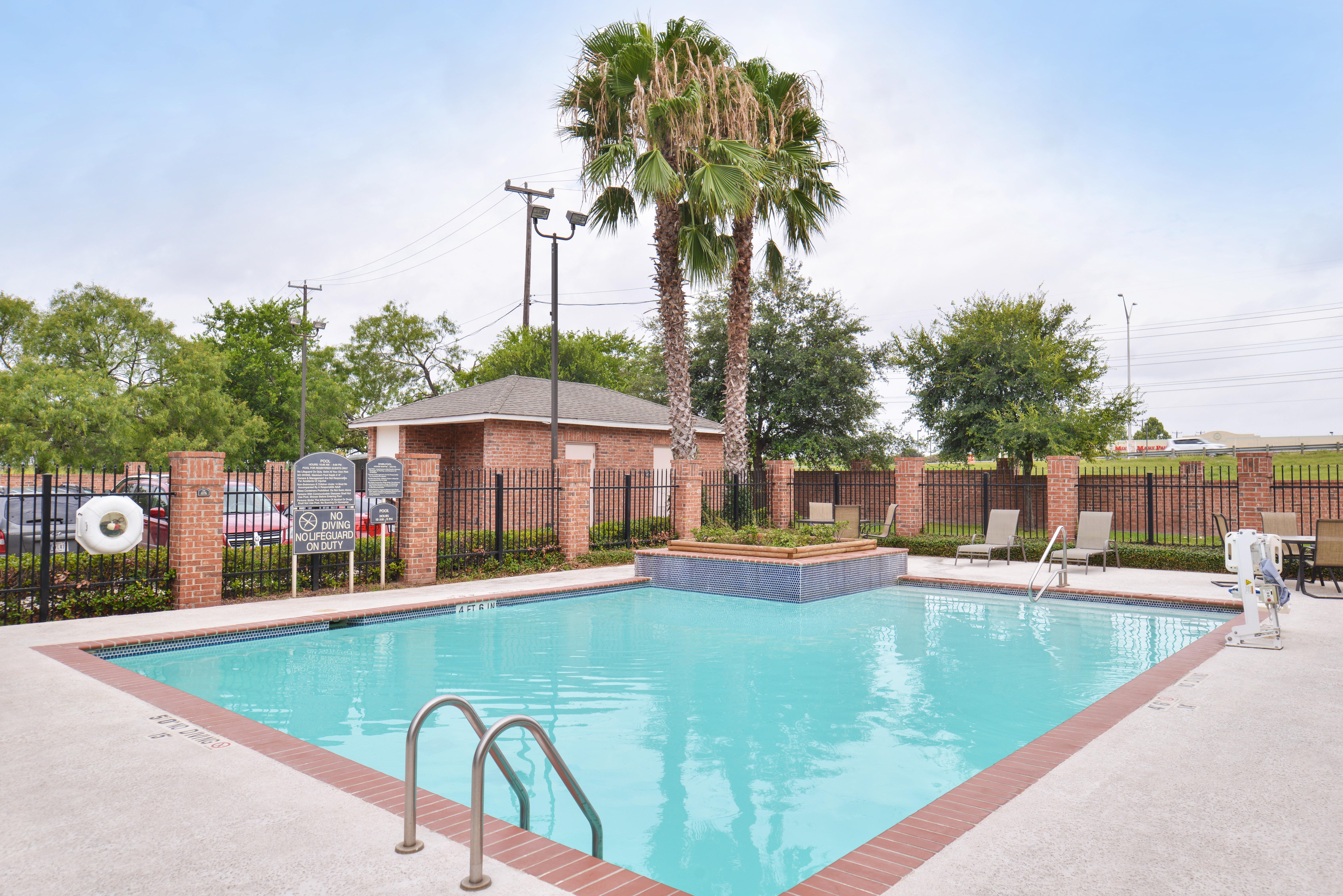 Holiday Inn Express & Suites San Antonio South Exterior photo