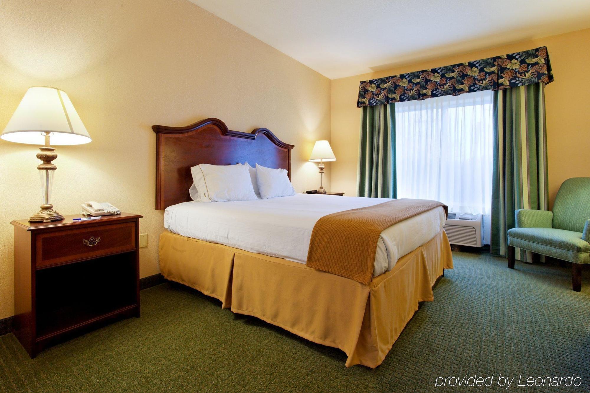 Holiday Inn Express & Suites San Antonio South Exterior photo